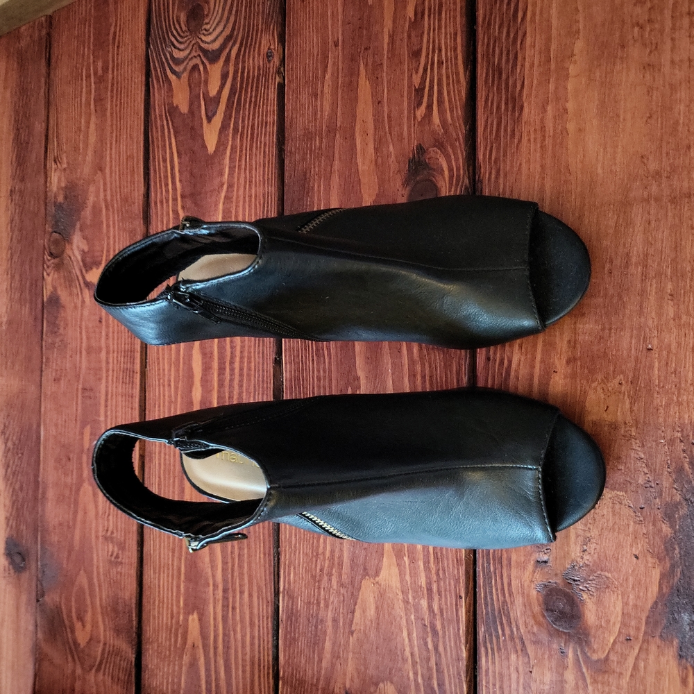 Slightly used, black, zip up, high heel